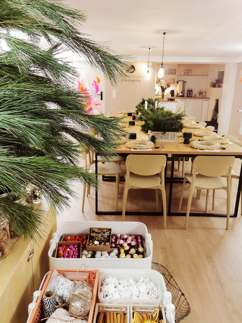 Adventskranz Workshop im wunderschönen KreativWerk in Pattensen in der Region Hannover. Atelier und Kursraum in weihnachtlichem Ambiente
