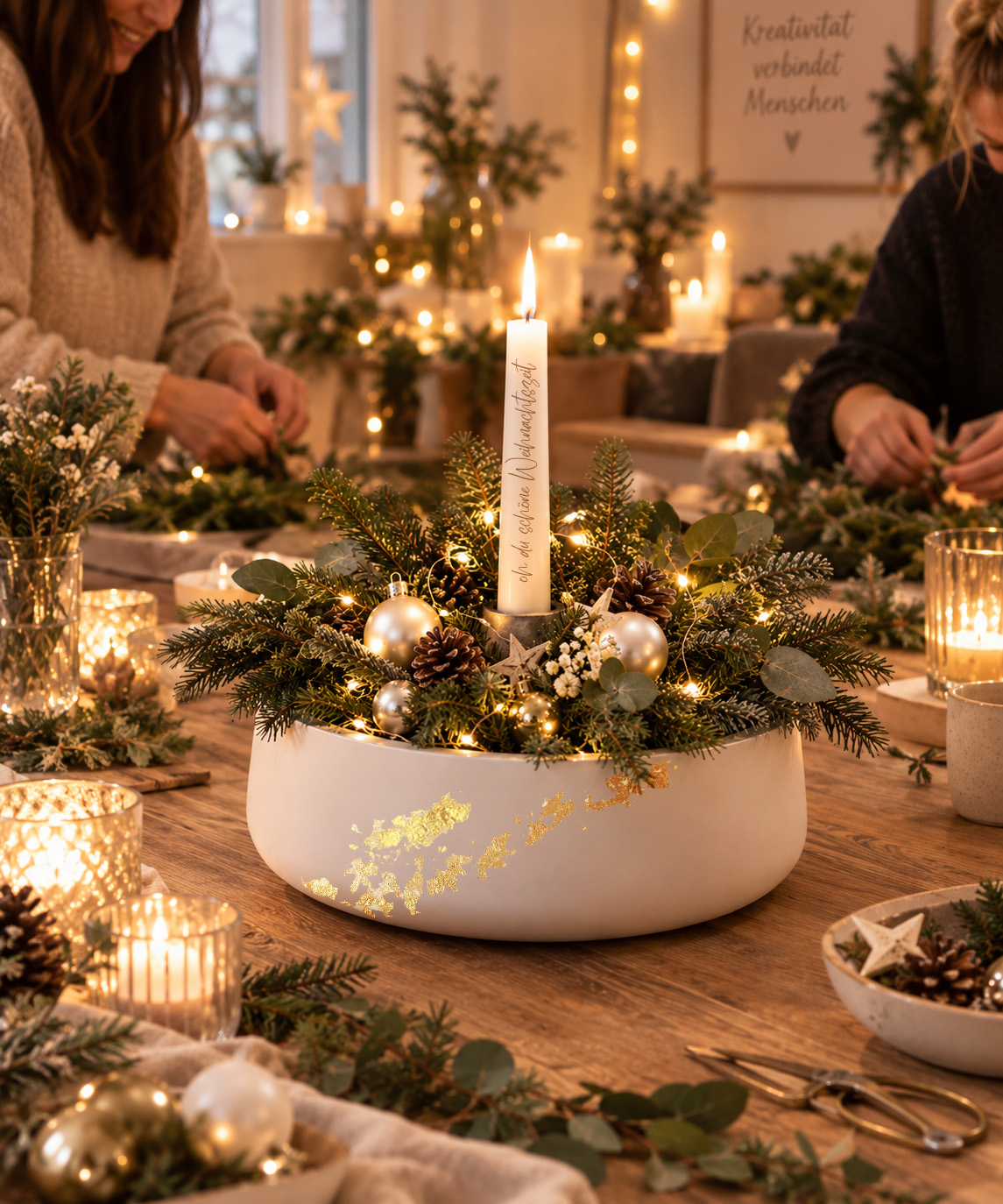 kreativer Weihnachtsmann Workshop. Dekoschale weihnachtlich dekoriert mit Blattgold, Tannengrün, Lichterkette und Kerze